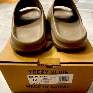 Size 6.5 Used slides.